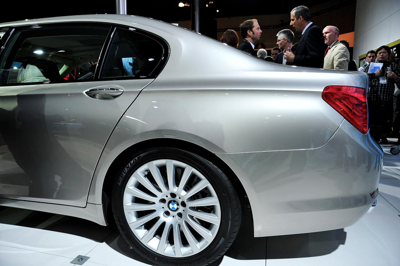Illustration for article titled 2009 BMW 7-Series, ActiveHybrid Hit LA Show Floor